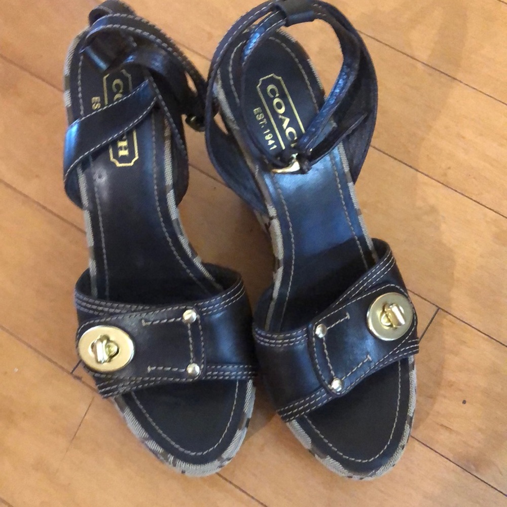 Coach Original brown and tan pattern platforms sandal with gold accents. Size 7